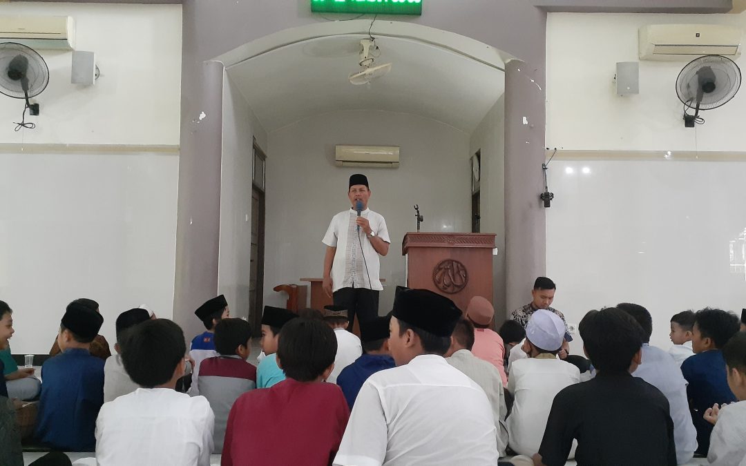 Pembinaan Kepala Sekolah Dalam Rangka Penutupan Rangkaian Kegiatan Bulan Suci Ramadhan 1445 H, Seluruh Siswa Kelas 1-6 SD MUJAHIDIN 2 SURABAYA