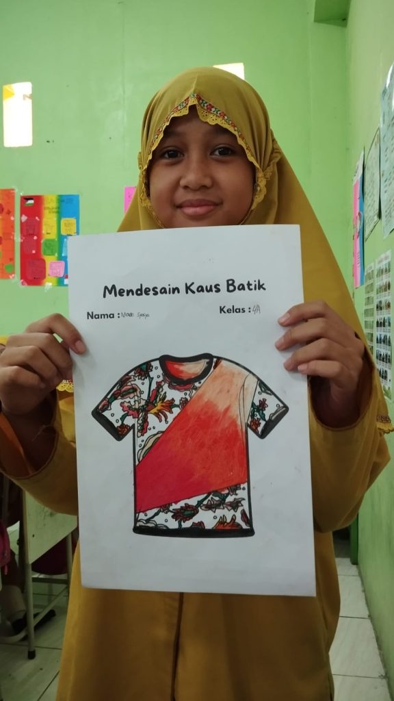 Siswa SD Mujahidin 2 Kelas 4 Berkarya dengan Batik Nusantara dalam Pembelajaran Seni Budaya